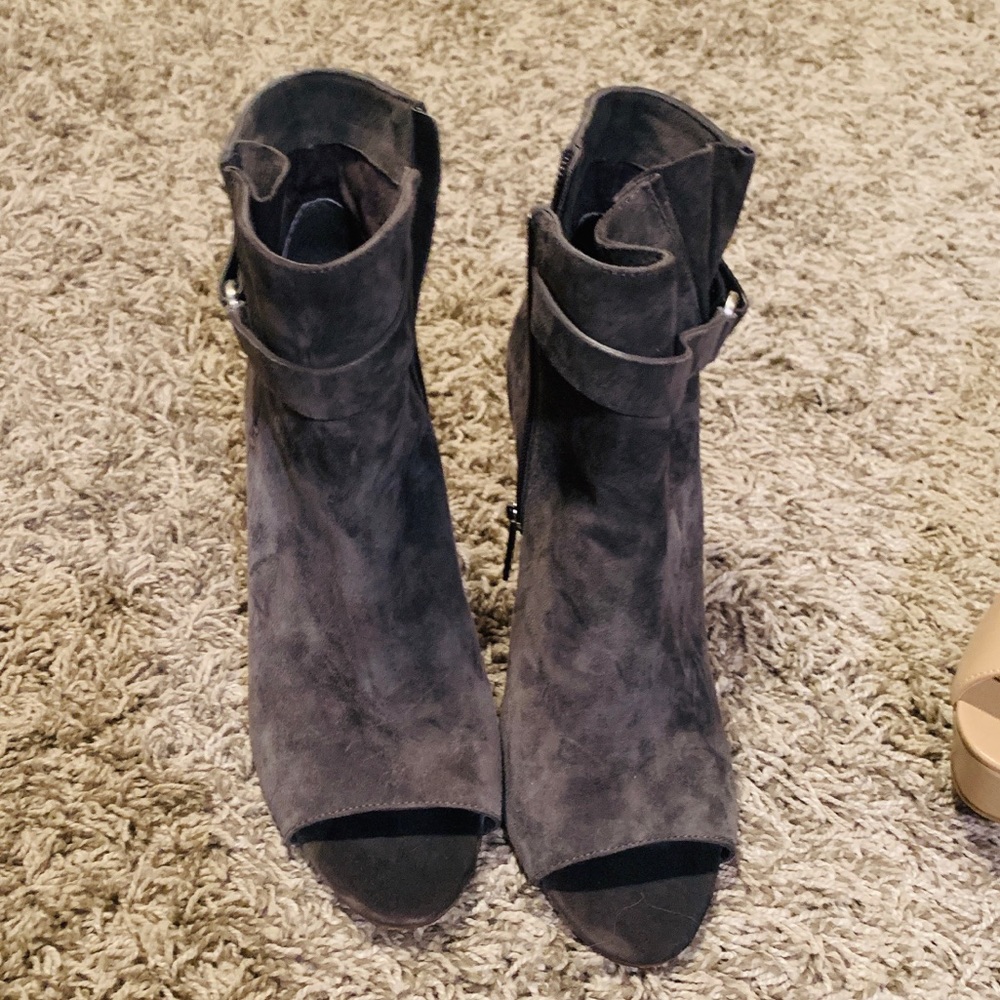 BCBG Gray suede pep toe booites
